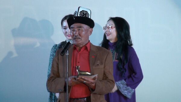 Номинанты Ак илбирс шли по красной дорожке и улыбались зрителям - Sputnik Кыргызстан