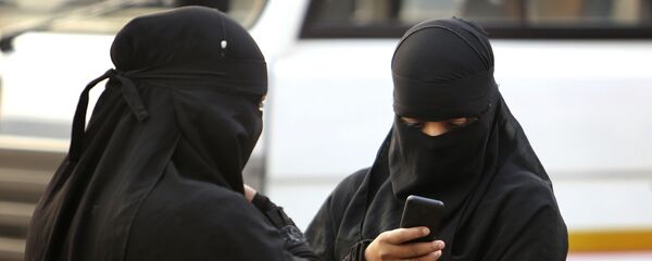 Телефон кармаган, паранжачан аялдар. Архив - Sputnik Кыргызстан