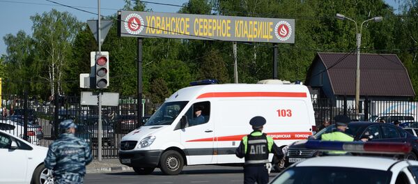 Сотрудники полиции и машина скорой помощи у Хованского кладбища в Москве, где произошла массовая драка со стрельбой. - Sputnik Кыргызстан