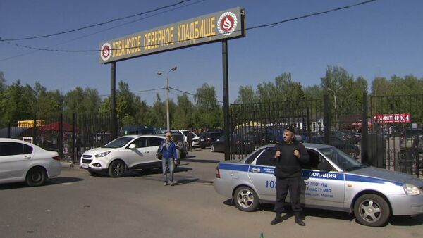 Полицейские оцепили Хованское кладбище в Москве, где произошла массовая драка - Sputnik Кыргызстан