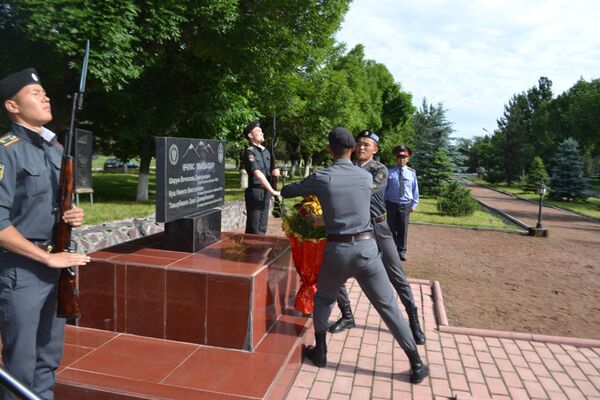 Кызмат учурунда каза болгон милиция кызматкерлеринин мемориалына гүл коюу - Sputnik Кыргызстан