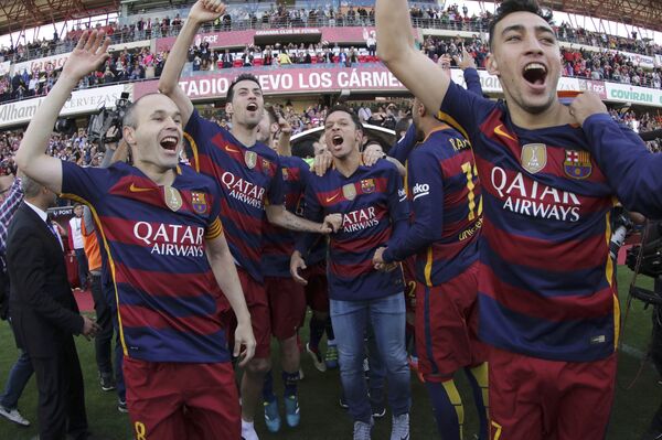 Игроки каталонской Барселоны празднуют победу в чемпионате Испании по футболу после выигрыша Гранады. - Sputnik Кыргызстан