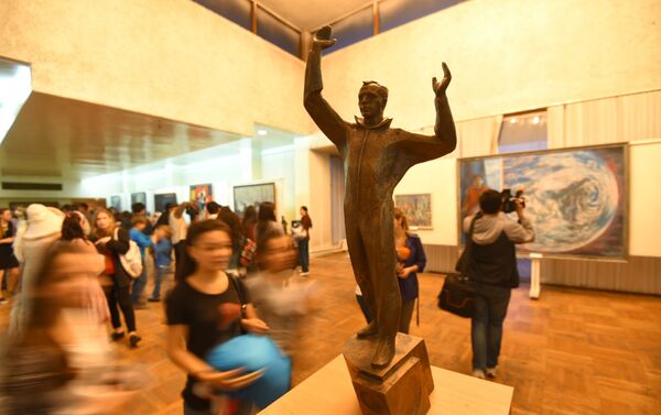 Кыргызский национальный музей изобразительных искусств имени Гапара Айтиева открыл свои двери для посетителей в ночное время и представил интересную программу. - Sputnik Кыргызстан