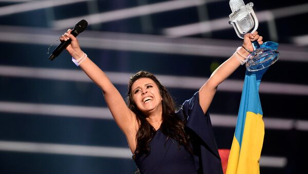 Джамала (Украина), победившая в финале международного конкурса Евровидение-2016, на церемонии награждения. - Sputnik Кыргызстан