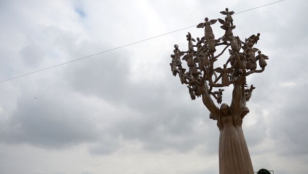 Местные жители на мемориальном кладбище Город ангелов в Беслане, где похоронены погибшие во время теракта 1 сентября 2004 года в школе №1. Архивное фото - Sputnik Кыргызстан