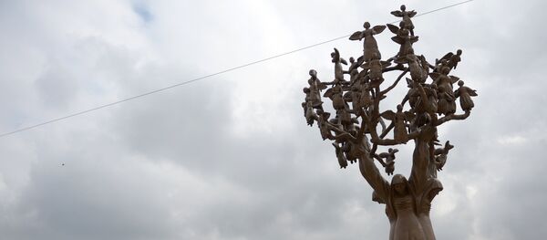 Местные жители на мемориальном кладбище Город ангелов в Беслане. Архивное фото - Sputnik Кыргызстан