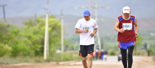 Спортсмены во время марафона. Архивное фото Спортсмены во время марафона. Архивное фото - Sputnik Кыргызстан