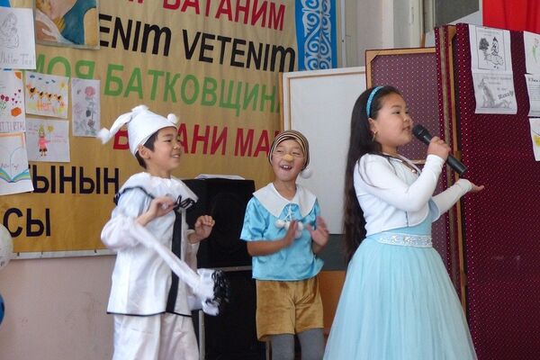 В городе Ош на базе Ассамблеи народа Кыргызстана прошло торжественное мероприятие, посвященное Дню матери. - Sputnik Кыргызстан