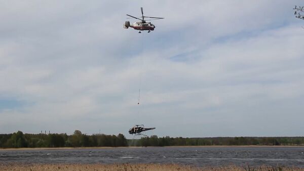 Спасатели подняли из воды упавший в озеро частный вертолет в Ленобласти - Sputnik Кыргызстан