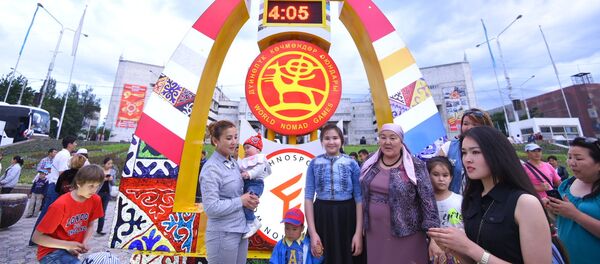 На площади Ала-Тоо Бишкека установлены специальные часы, выполненные в национальном стиле, которые отсчитывают оставшегося времени до старта Всемирных игр кочевников (ВИК). - Sputnik Кыргызстан