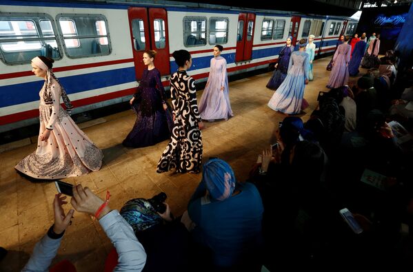 Стамбулда ислам мода жумалыгы өтүп, анда айымдар үчүн көйнөктөр көрсөтүлдү - Sputnik Кыргызстан