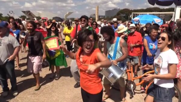 Сторонники Роуссефф танцевали самбу на акции против и.о. президента Бразилии - Sputnik Кыргызстан
