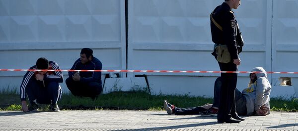 Сотрудники полиции у Хованского кладбища в Москве, где произошла массовая драка со стрельбой. - Sputnik Кыргызстан