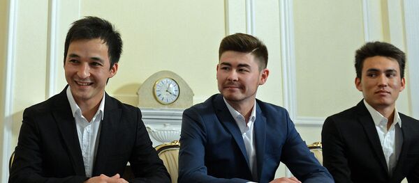 Участники танцевальной группы Тумар КР и Атай Омурзаков. Архивное фото - Sputnik Кыргызстан