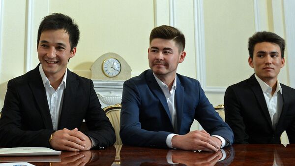 Участники танцевальной группы Тумар КР и Атай Омурзаков. Архивное фото - Sputnik Кыргызстан