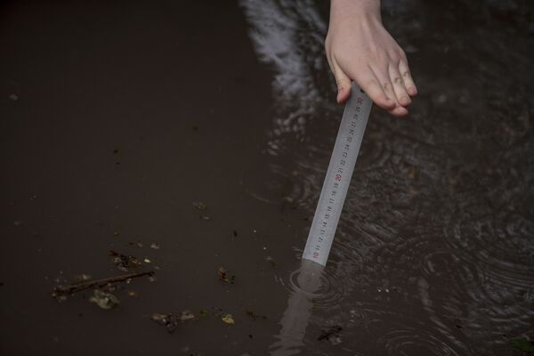 Майские дожди в Бишкеке Майские дожди в Бишкеке - Sputnik Кыргызстан