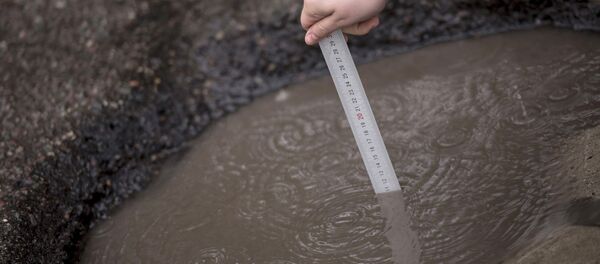 Лужа на улице Темиркула Уметалиева - Sputnik Кыргызстан