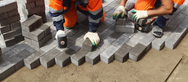 Архивное фото рабочих, которые укладывают плитки - Sputnik Кыргызстан