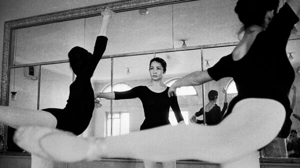 Первая кыргызская балерина, народная артистка СССР Бюбюсара Бейшеналиева во время тренировок. Архивное фото - Sputnik Кыргызстан