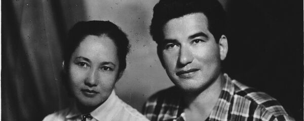 Жазуучу Чыңгыз Айтматов жана Бүбүсара Бейшеналиева. Архив Жазуучу Чыңгыз Айтматов жана Бүбүсара Бейшеналиева. Архив - Sputnik Кыргызстан