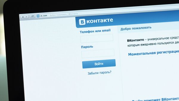 Логотип и начальная страница социальной сети Вконтакте на экране компьютера. Архивное фото - Sputnik Кыргызстан