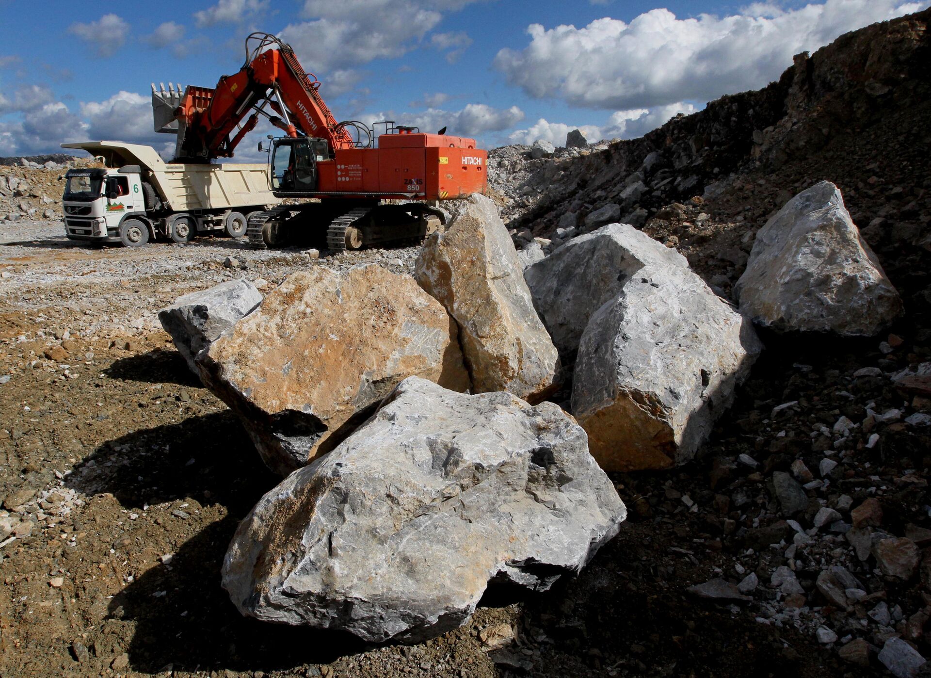 Stone quarry and loading operation
