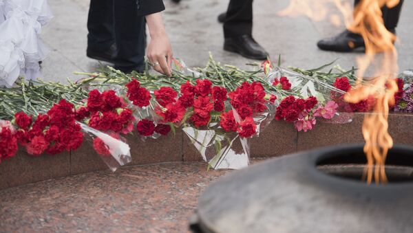 Возложение цветов у вечного огня на площади Победы в Бишкеке. Архивное фото - Sputnik Кыргызстан