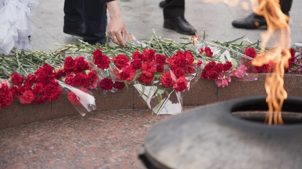 Возложение цветов у вечного огня на площади Победы в Бишкеке. Архивное фото - Sputnik Кыргызстан