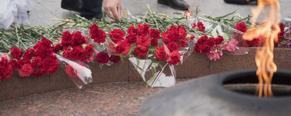 Өчпөс отко коюлган гүлдөр. Архив Өчпөс отко коюлган гүлдөр. Архив - Sputnik Кыргызстан