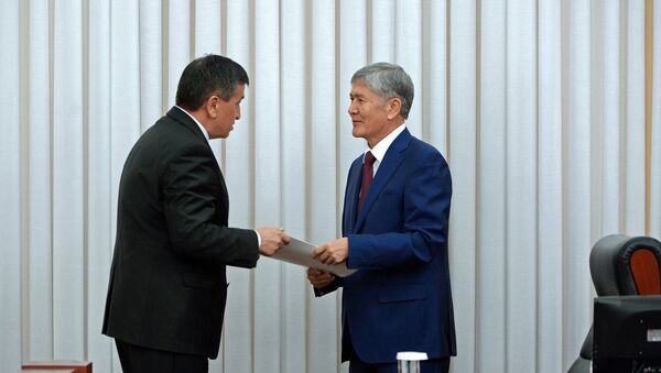 Президент КР Сооронбай Жээнбеков бывший глава государства Алмазбек Атамбаев. Архивное фото - Sputnik Кыргызстан