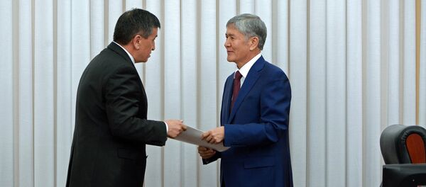 Президент КР Сооронбай Жээнбеков бывший глава государства Алмазбек Атамбаев. Архивное фото Президент КР Сооронбай Жээнбеков бывший глава государства Алмазбек Атамбаев. Архивное фото - Sputnik Кыргызстан