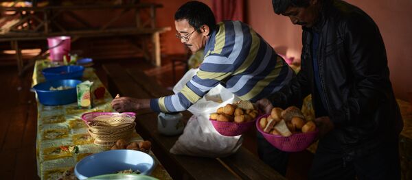 Празднование золотой свадьбы в семье алтайских казахов Дюсенби и Марии Кобдобаевых Празднование золотой свадьбы в семье алтайских казахов Дюсенби и Марии Кобдобаевых - Sputnik Кыргызстан