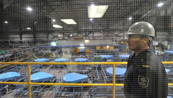 Сотрудник Centerra Gold Inc. на заводе по обогащению золотоносной руды на руднике Кумтор. Архивное фото - Sputnik Кыргызстан