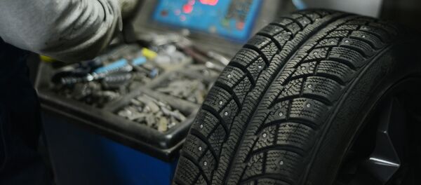 Сотрудник шиномонтажной мастерской во время работы. Архивное фото - Sputnik Кыргызстан