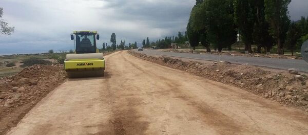 Дорожный каток на автодороге Балыкчи — Корумду во время реконструкции. Архивное фото - Sputnik Кыргызстан