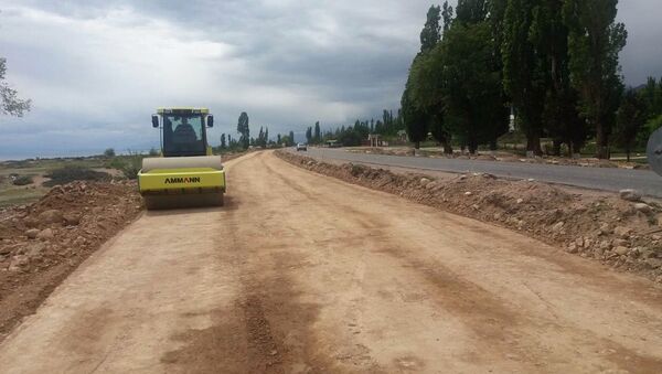 Дорожный каток на автодороге Балыкчи — Корумду во время реконструкции. Архивное фото - Sputnik Кыргызстан