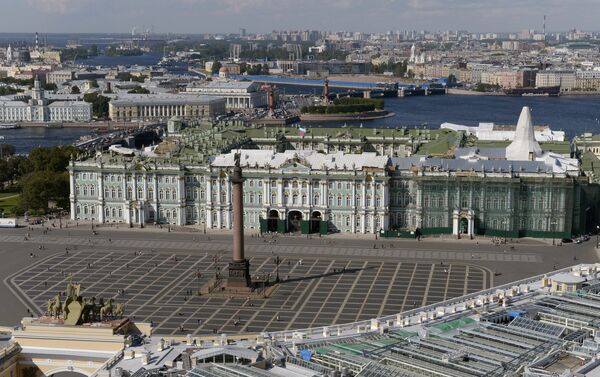 Вид на Дворцовую площадь и Государственный Эрмитаж в Санкт-Петербурге. Архивное фото - Sputnik Кыргызстан