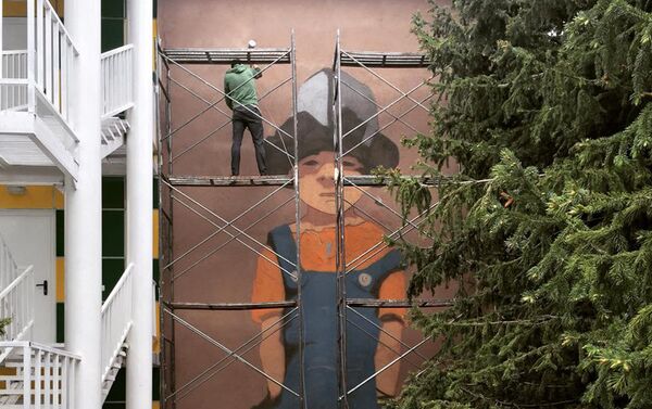 Новый рисунок арт-группы DOXA на фасаде трехэтажного дома в селе Бостери - Sputnik Кыргызстан