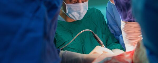 Хирург во время операции. Архивное фото - Sputnik Кыргызстан