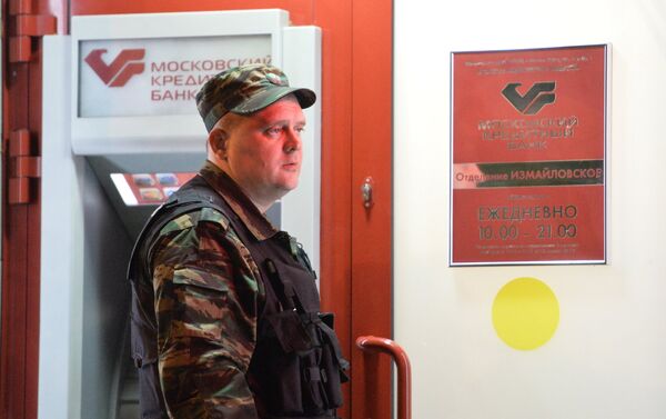 Вечером 18 мая в полицию поступил звонок, что неизвестный в маске с пистолетом ворвался в банк. - Sputnik Кыргызстан