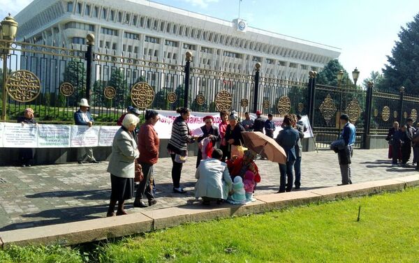 Члены Кыргызского общества слепых и глухих с понедельника митингуют у Белого дома. - Sputnik Кыргызстан