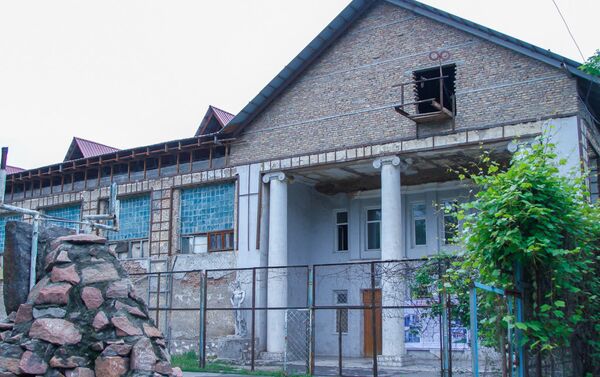 Ибраимов отметил, что прежде всего должны быть отремонтированы основные узлы и конструкции здания, нежели улучшен его внешний облик - Sputnik Кыргызстан