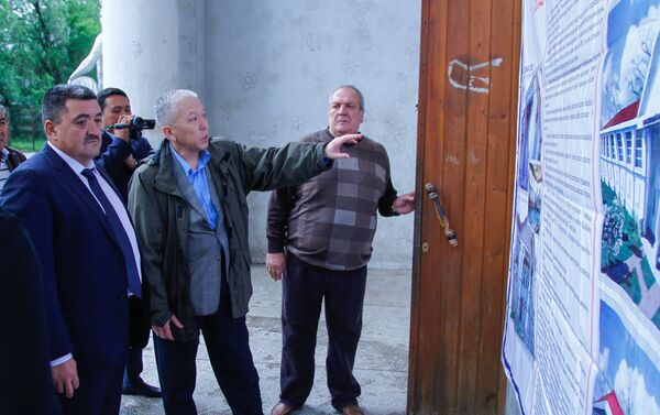Мэр Бишкека Албек Ибраимов ознакомился с ходом реконструкции здания специализированной детско-юношеской школы олимпийского резерва Дельфин - Sputnik Кыргызстан