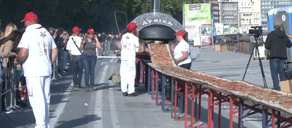 Итальянские повара в погоне за рекордом испекли пиццу длиной 1860 метров - Sputnik Кыргызстан