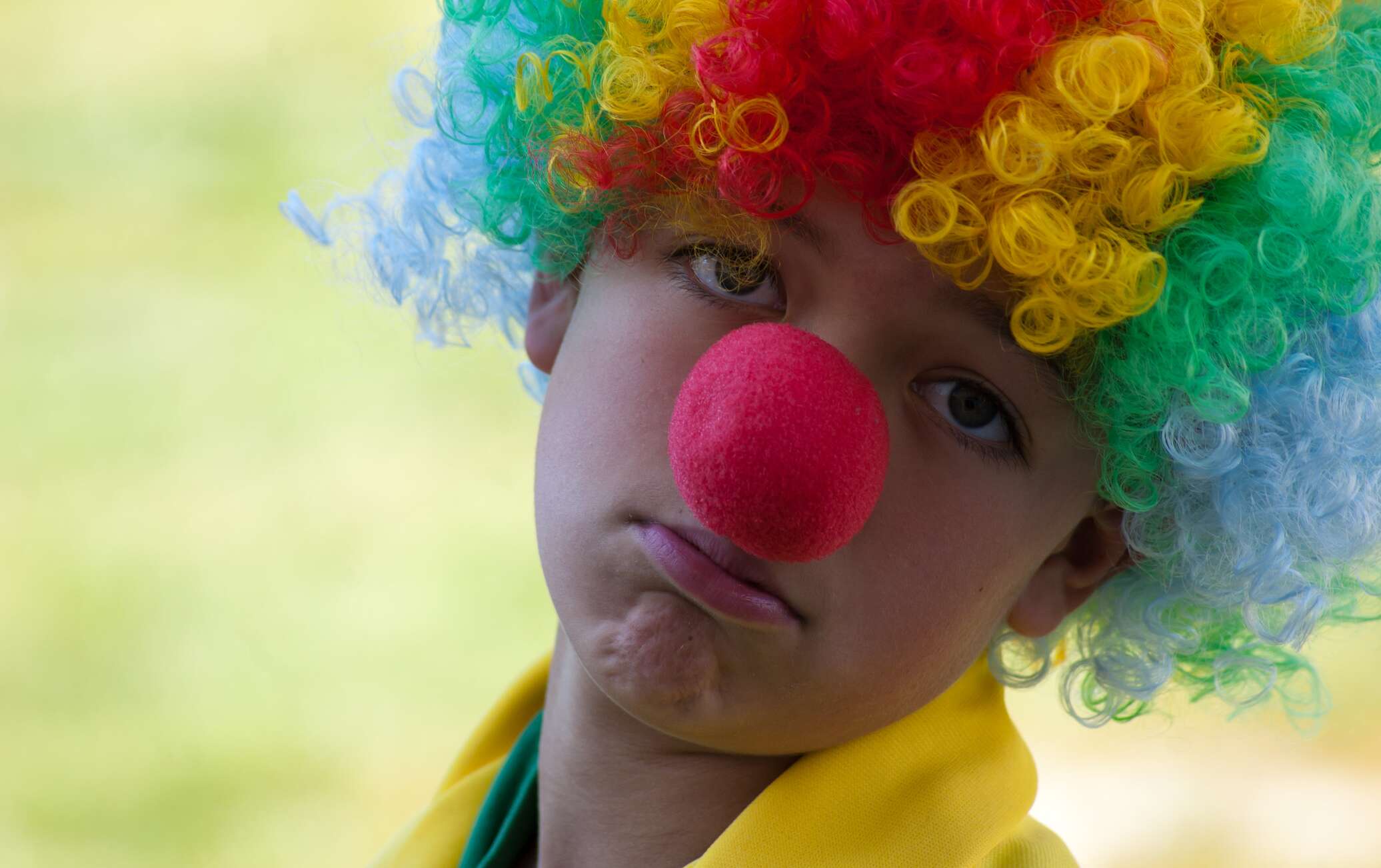 Мечта клоуна. Клоун. Клоун с краснымп носом. Клоун с разноцветными волосами. Маленький клоун.