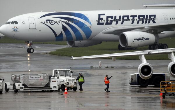 Самолет авиакомпании EgyptAir в аэропорту. Архивное фото - Sputnik Кыргызстан