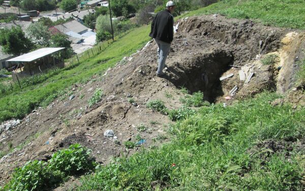 Из-за ливневых дождей в Сулюкте 11 жилым домам угрожает сход оползня - Sputnik Кыргызстан