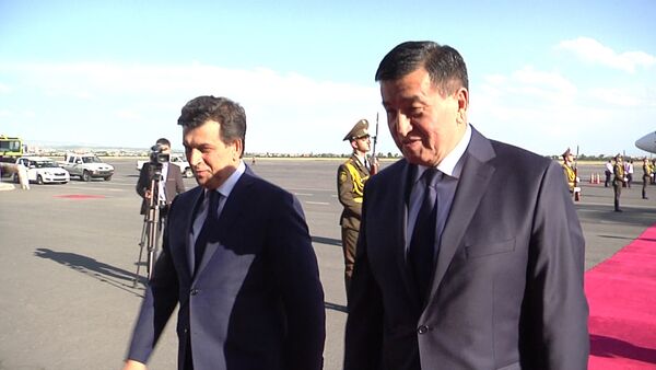 Премьер Жээнебеков прошел по красной дорожке в аэропорту Еревана - Sputnik Кыргызстан