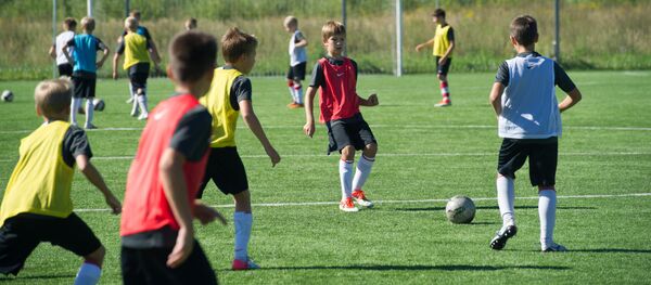 Юные футболисты на тренровочном поле. Архивное фото - Sputnik Кыргызстан