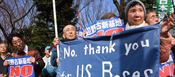 Участинки акции протеста перед военной базой Кадэна на Окинаве. Архивное фото Участинки акции протеста перед военной базой Кадэна на Окинаве. Архивное фото - Sputnik Кыргызстан